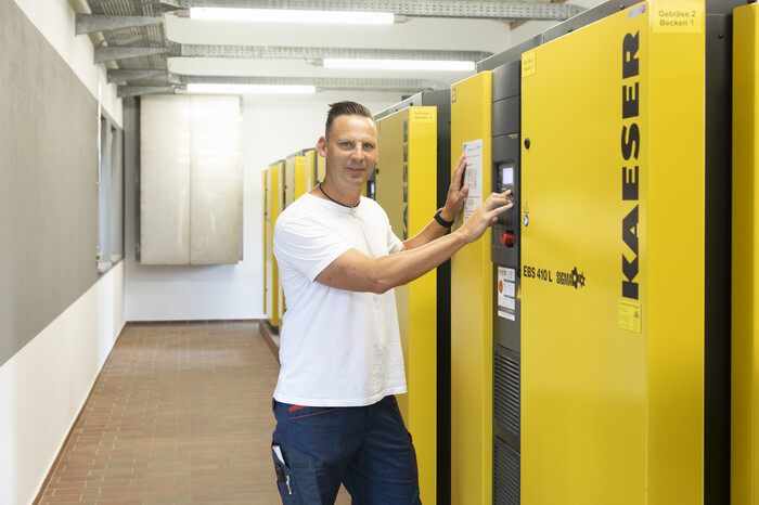 Seis soplantes de tornillo EBS de KAESER KOMPRESSOREN.
