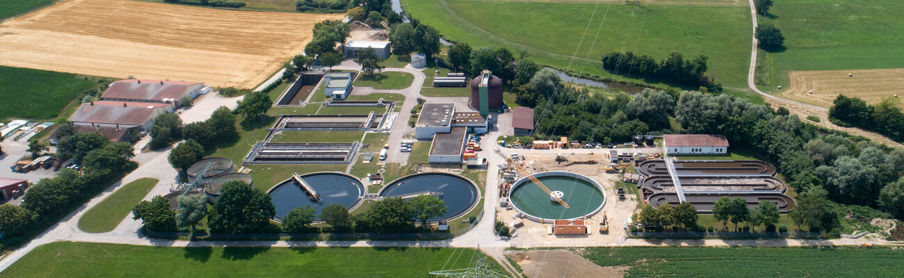 La planta depuradora de aguas residuales de Hirblingen se equipa con seis soplantes de tornillo KAESER.