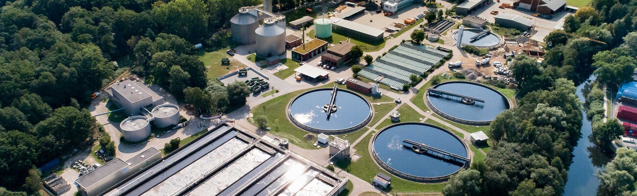 Pilas de decantación de la planta depuradora de Lüneburg.