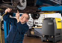 Compresor de pistón i.Comp 9 Tower T, perfecto para el taller de automóviles.