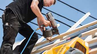 El compresor para talleres i.Comp 3 de KAESER suministra siempre el aire comprimido adecuado para el clavado neumático.