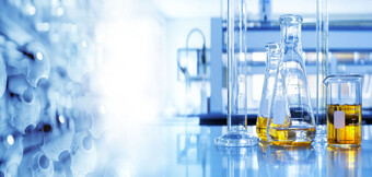 Compresores en servicio en un laboratorio: suministro seguro de aire comprimido libre de aceite de KAESER KOMPRESSOREN para cumplir los altísimos requisitos de pureza de la industria química.