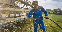 Prevención de incendios gracias a la limpieza de las máquinas agrícolas con compresores de aire – prevención eficaz de incendios y más seguridad.