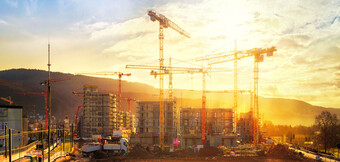 Compresor en una obra: la potente tecnología de KAESER KOMPRESSOREN para la más amplia variedad de aplicaciones en el sector de la construcción.