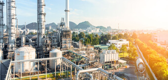 Compresores de KAESER KOMPRESSOREN en una refinería: tecnología eficiente, segura e innovadora para un suministro fiable de aire comprimid en la industria del petróleo y el gas.