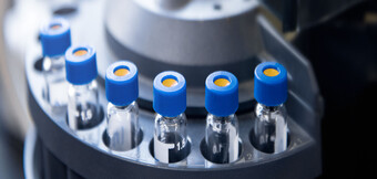 Aire comprimido limpio y libre de aceite para la industria médica y farmacéutica: compresores eficientes de KAESER KOMPRESSOREN para procesos de producción sensibles y salas blancas.